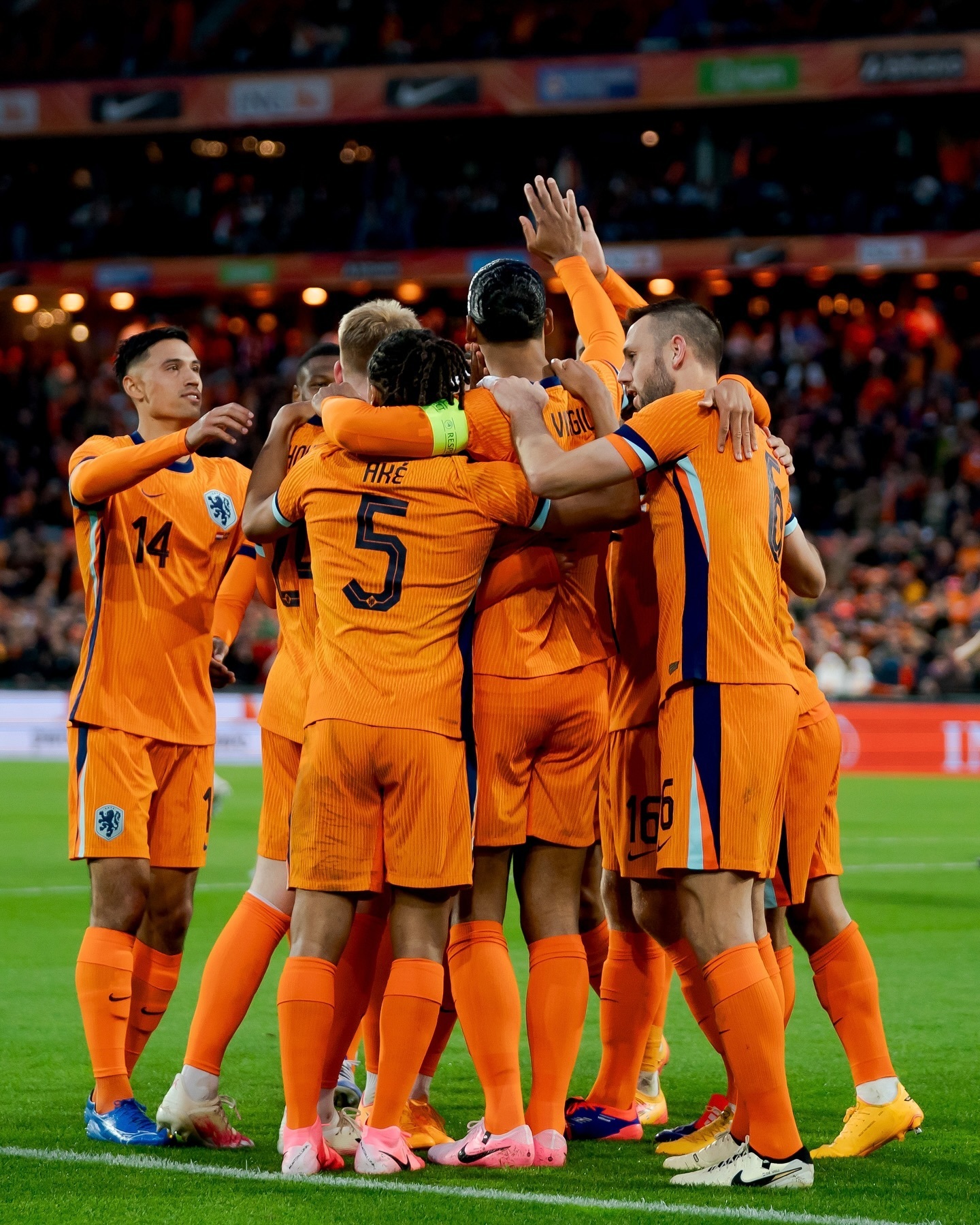 体育赛场上两支队伍的激烈较量