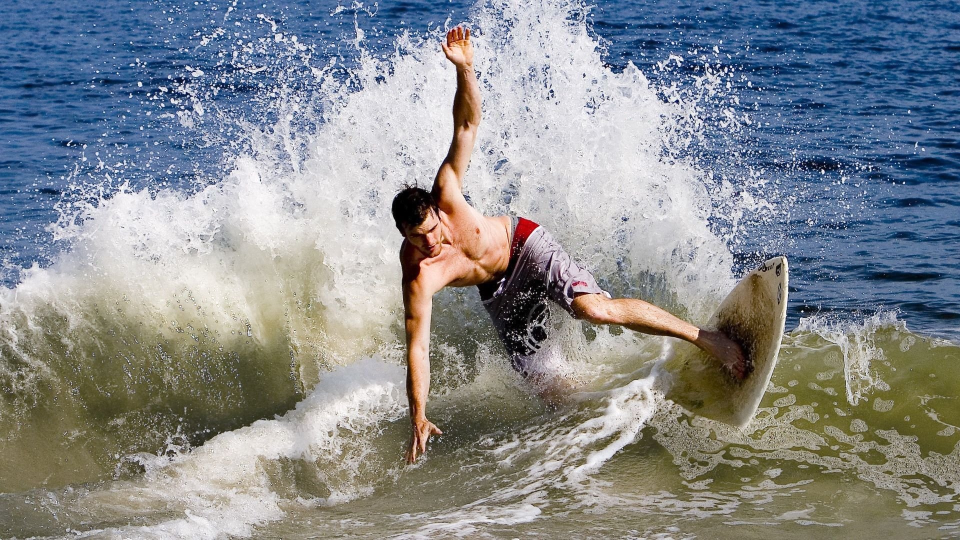 鏖战曼谷之巅,郑思维决胜时刻高光闪耀,印度队苦战泰国队展羽球新格局